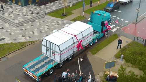 鼎点娱乐：史上最大光刻机拆箱视频发布，安装完成还需6个月