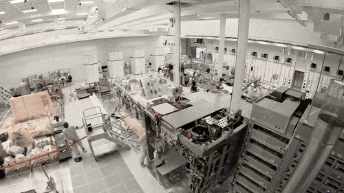 鼎点娱乐：史上最大光刻机拆箱视频发布，安装完成还需6个月